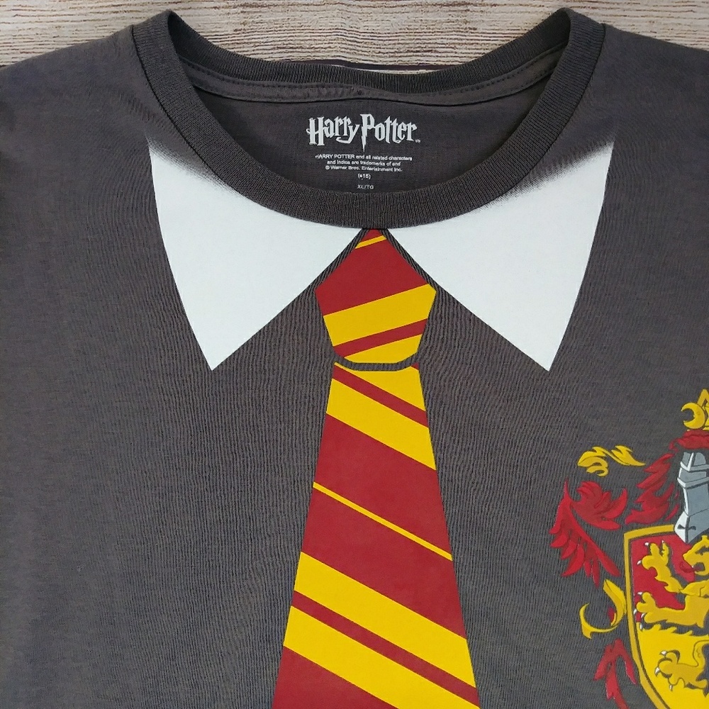 ⬇ Harry Potter Gryffindor Tee with Cape - Picture 6 of 6
